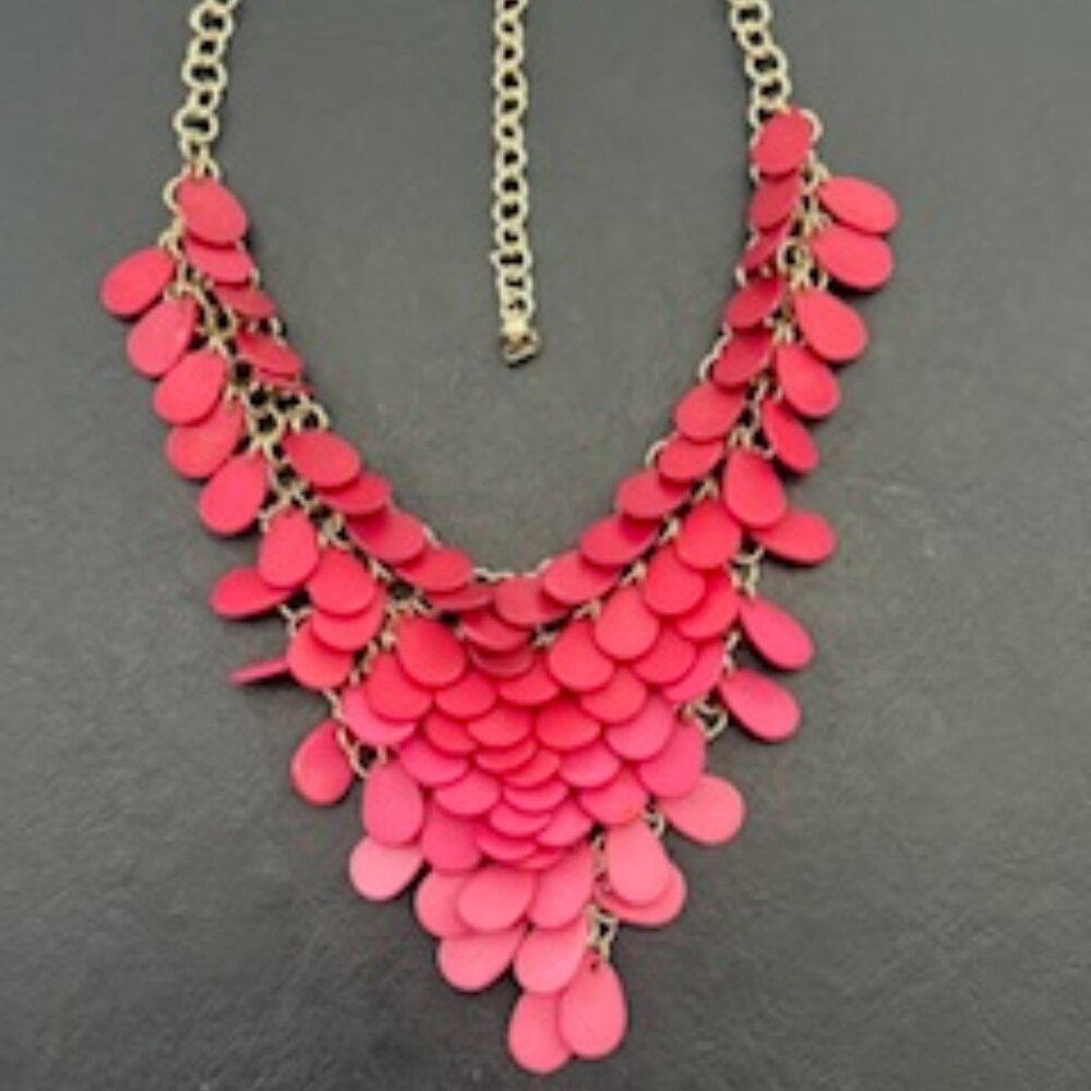 Chico's fun fashion necklace-Multi shades of red tear drop beads-Bib style
